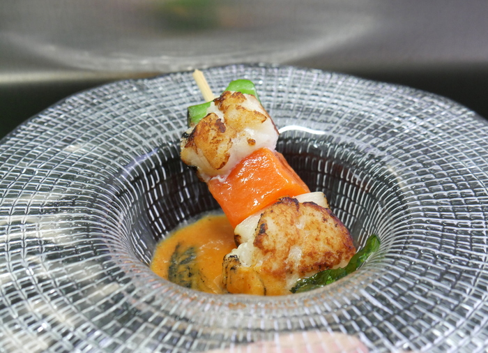 Brocheta de rape y calabaza con salsa americana (TAPA)