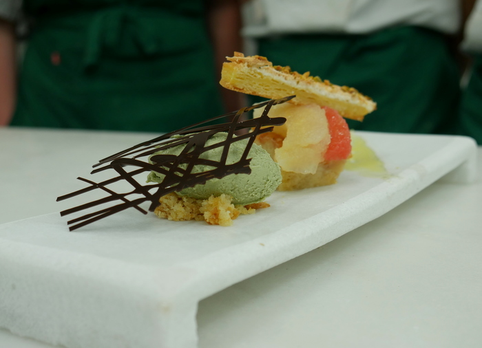 Udare eta pomelo larrosazko finanzierra fruitu lehorrezko hostorearekin eta pistatxo izozkia (Pintxoa)