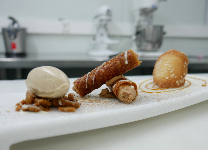 Rulos de piñones rellenos de mousse de avellana y helado de canela (TAPA)