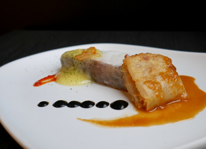Bakailao-zatia pilpil erara eta txangurruz betetako Derioko zerbaren orri-mamia (PINTXO)