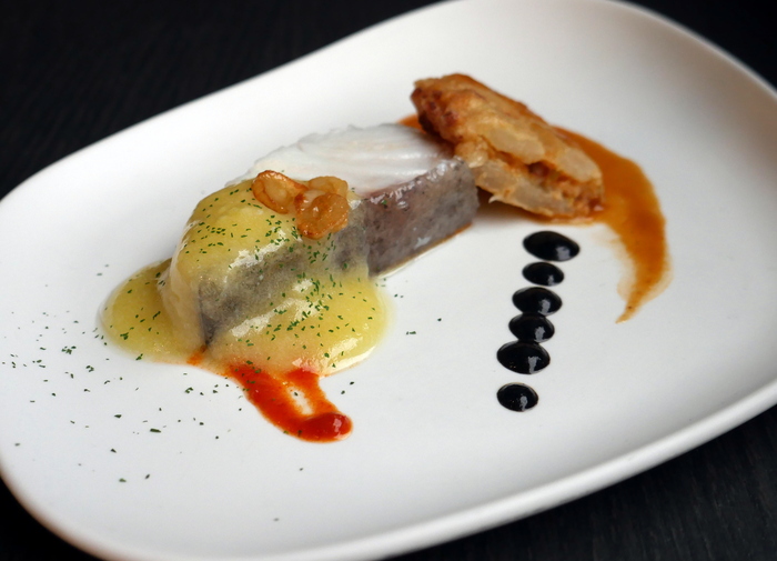 Bakailao-zatia pilpil erara eta txangurruz betetako Derioko zerbaren orri-mamia (PINTXO)
