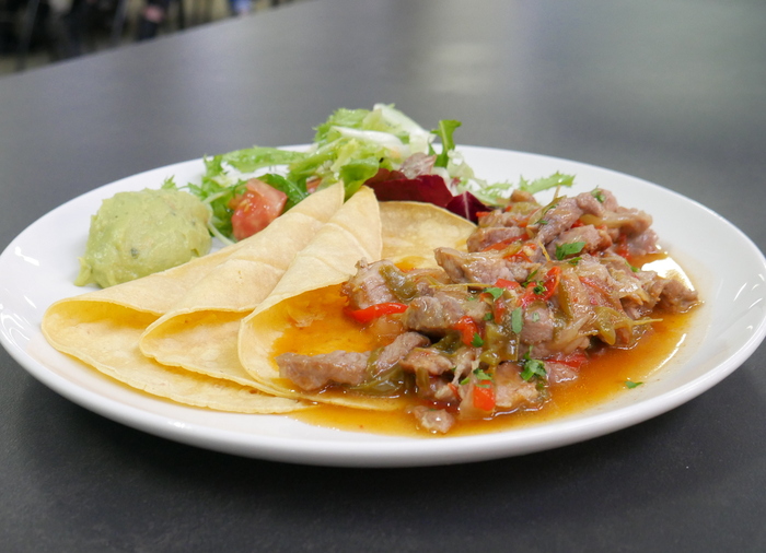 Tacos de cerdo asado con verduras y guacamole
