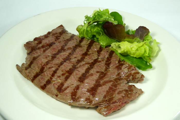Filete a la parrilla con ensalada