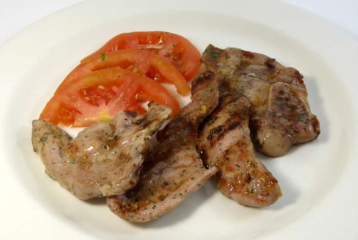 Chuleta de pavo a la parrilla con ensalada de tomate con ajo