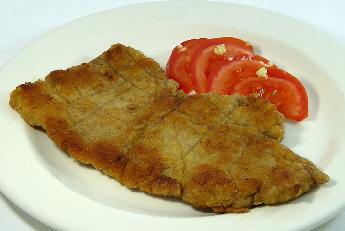 Txahal-eskalopea tomate eta baratxuri entsaladarekin
