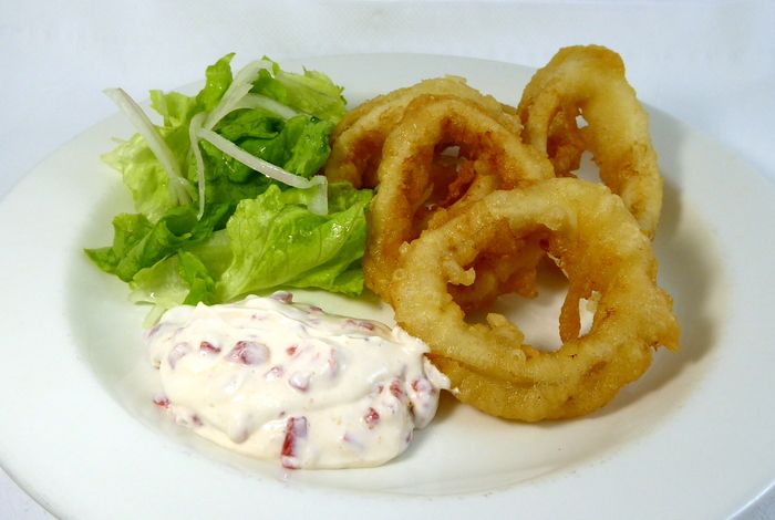 Calamares a la romana, con ensalada de lechuga y salsa andaluza
