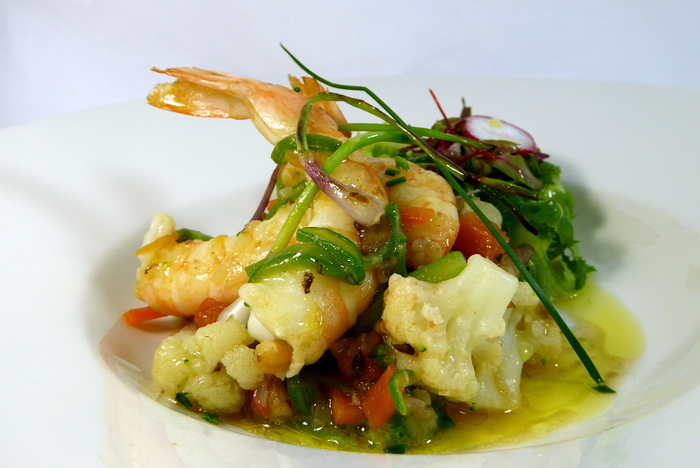 Ensalada templada de setas, langostinos y verduritas de temporada