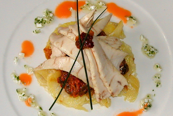 Homemade salad with albacore in olive oil and piperrada (roasted green pepper stew)