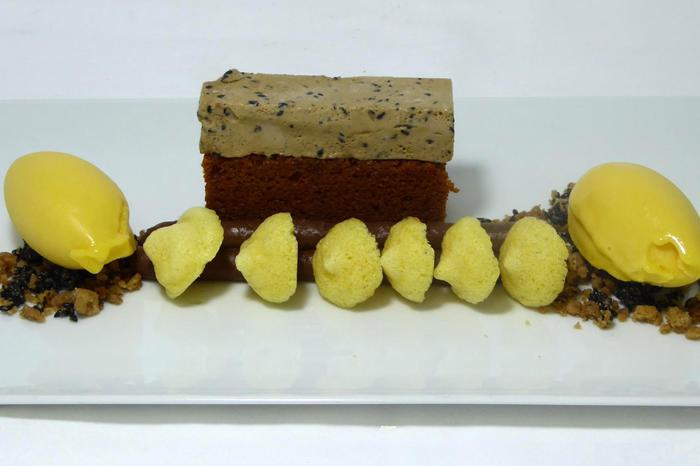 Pasio fruitu - sorbetea, sesamo belttza, kafe - bizkotxoa eta txokolatea
