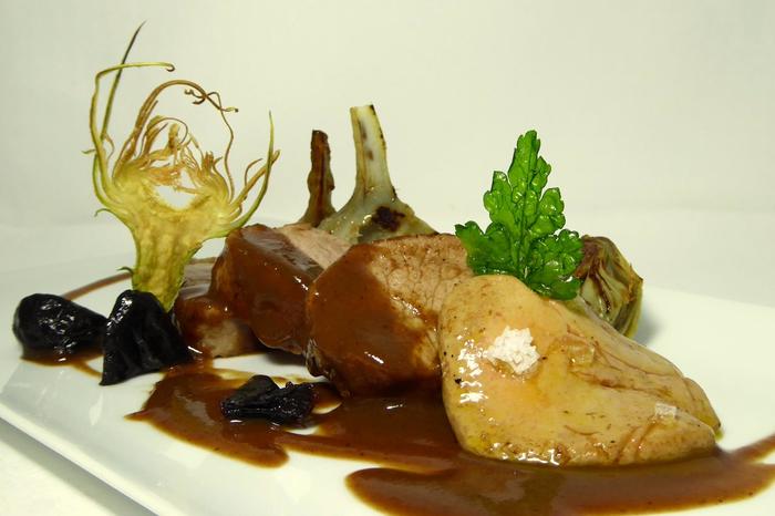 Solomillo de cerdo con salsa de ciruela negra y foie de pato