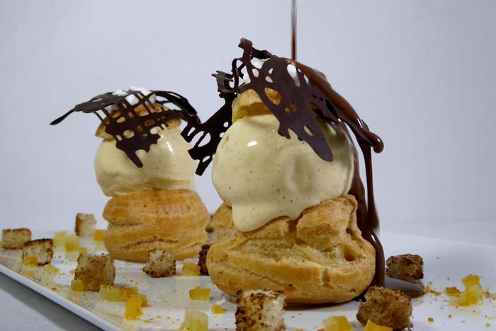 Chouquettes con helado y pan de especias, confitura de naranja amarga, chupito de chocolate y chantilly