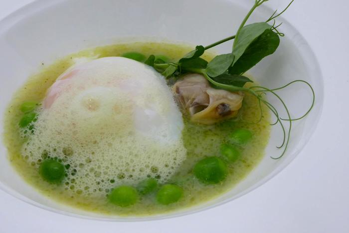 Huevo de caserío a baja temperatura, almejas, guisantes y aire de salsa verde