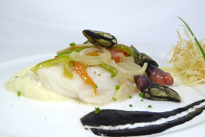Cabracho al vapor  con percebes y vinagreta de cebollino