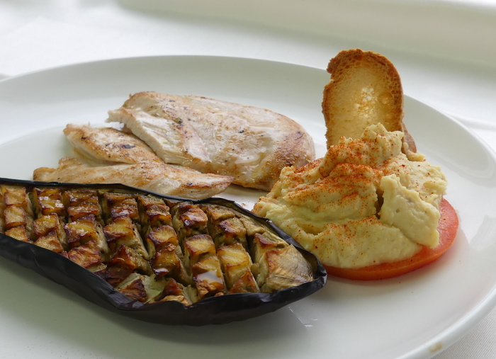 Filete de pechuga de pollo con berenjena asada y hummus